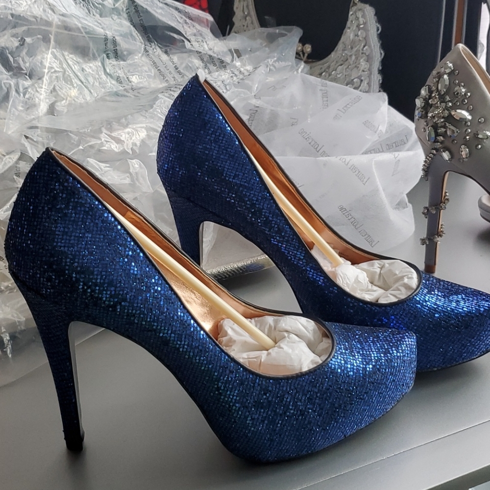 BCBG 9B Blue platform heels